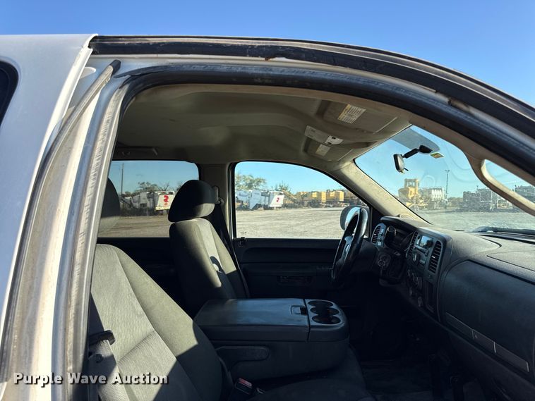 image for item DY8369 2011 GMC Sierra 2500HD Crew Cab pickup truck