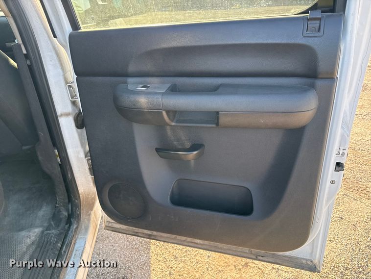 image for item DY8369 2011 GMC Sierra 2500HD Crew Cab pickup truck