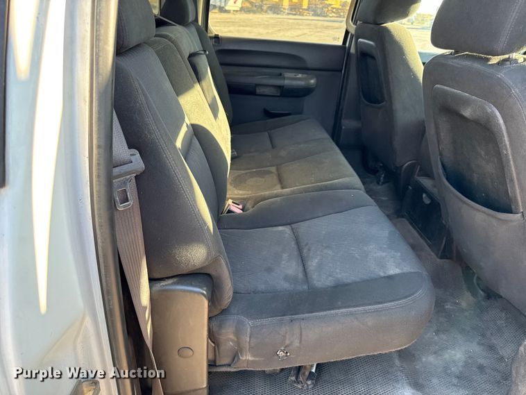 image for item DY8369 2011 GMC Sierra 2500HD Crew Cab pickup truck