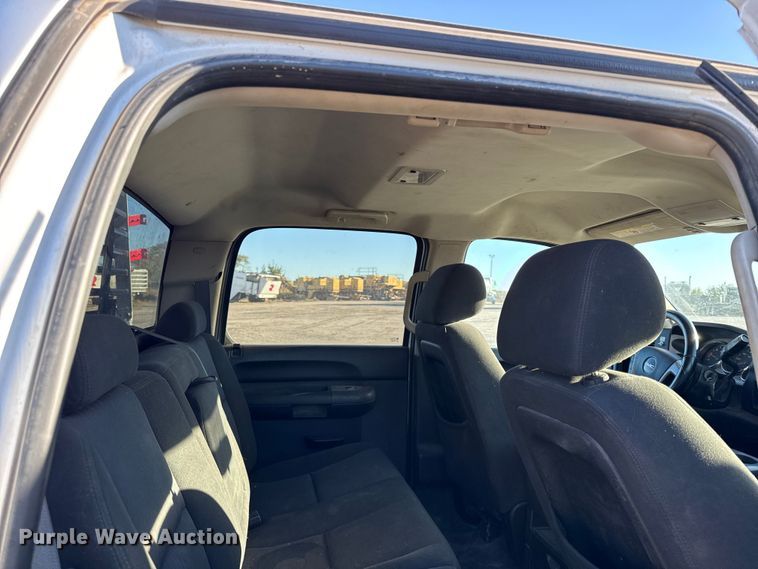 image for item DY8369 2011 GMC Sierra 2500HD Crew Cab pickup truck