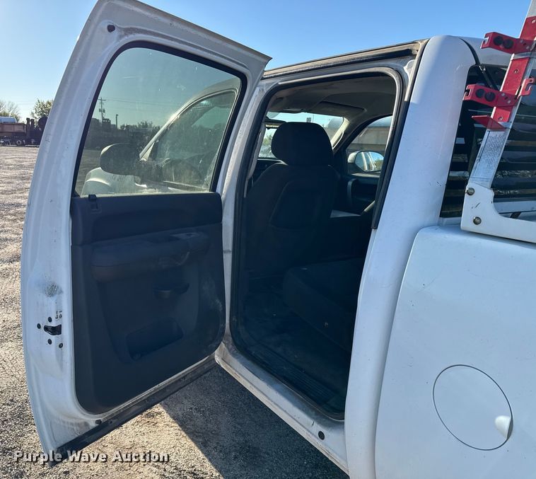 image for item DY8369 2011 GMC Sierra 2500HD Crew Cab pickup truck