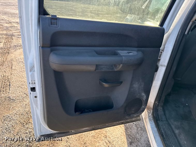 image for item DY8369 2011 GMC Sierra 2500HD Crew Cab pickup truck