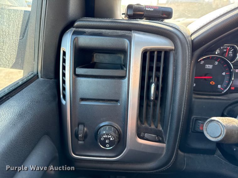 image for item DY8371 2015 GMC Sierra 2500HD SLE Crew Cab pickup truck