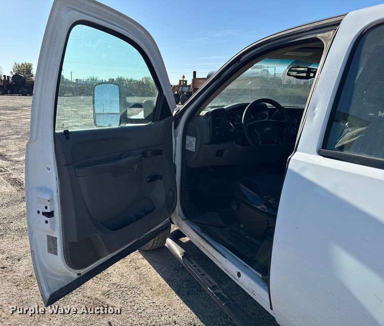 image for item DY8372 2011 Chevrolet Silverado 2500HD Ext. Cab pickup truck