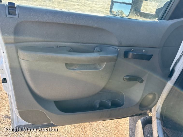 image for item DY8372 2011 Chevrolet Silverado 2500HD Ext. Cab pickup truck