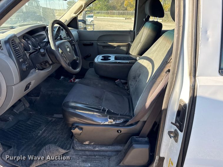 image for item DY8372 2011 Chevrolet Silverado 2500HD Ext. Cab pickup truck