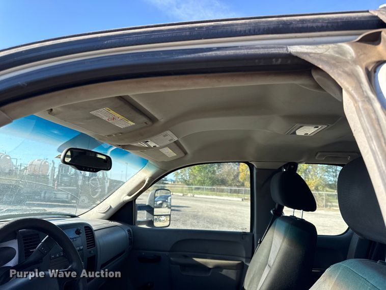 image for item DY8372 2011 Chevrolet Silverado 2500HD Ext. Cab pickup truck