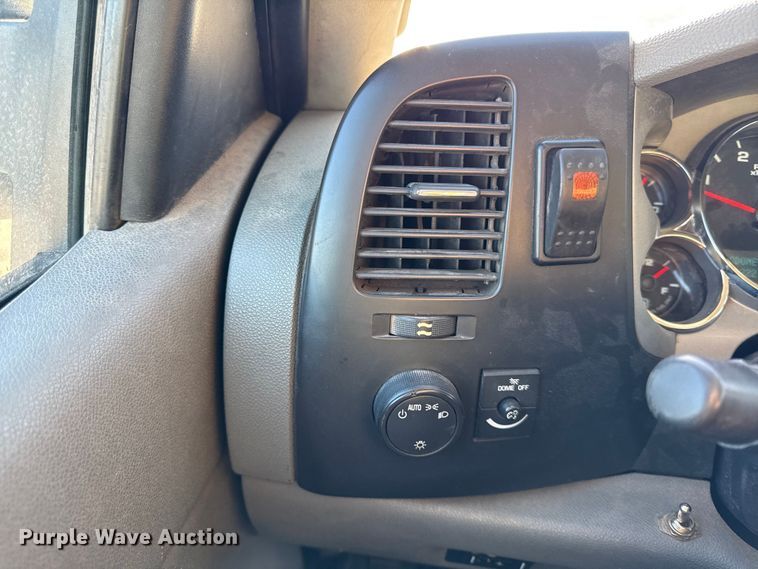 image for item DY8372 2011 Chevrolet Silverado 2500HD Ext. Cab pickup truck