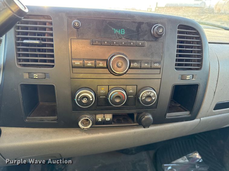 image for item DY8372 2011 Chevrolet Silverado 2500HD Ext. Cab pickup truck