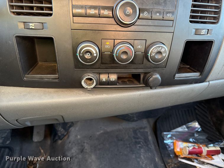 image for item DY8372 2011 Chevrolet Silverado 2500HD Ext. Cab pickup truck