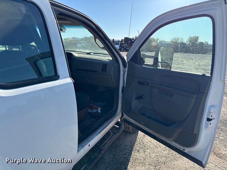image for item DY8372 2011 Chevrolet Silverado 2500HD Ext. Cab pickup truck