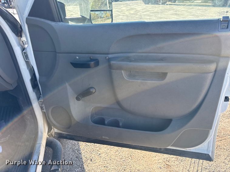 image for item DY8372 2011 Chevrolet Silverado 2500HD Ext. Cab pickup truck