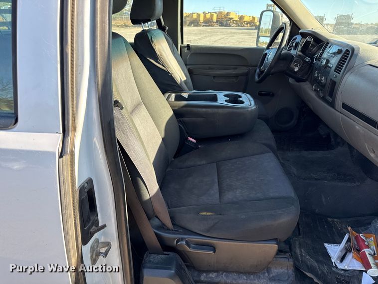 image for item DY8372 2011 Chevrolet Silverado 2500HD Ext. Cab pickup truck