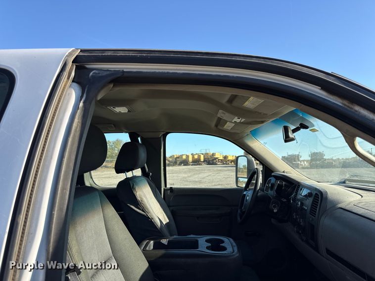 image for item DY8372 2011 Chevrolet Silverado 2500HD Ext. Cab pickup truck