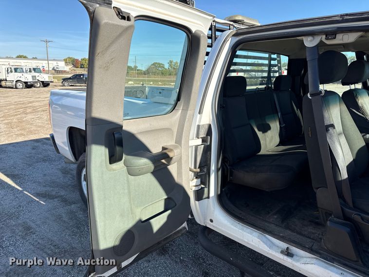 image for item DY8372 2011 Chevrolet Silverado 2500HD Ext. Cab pickup truck