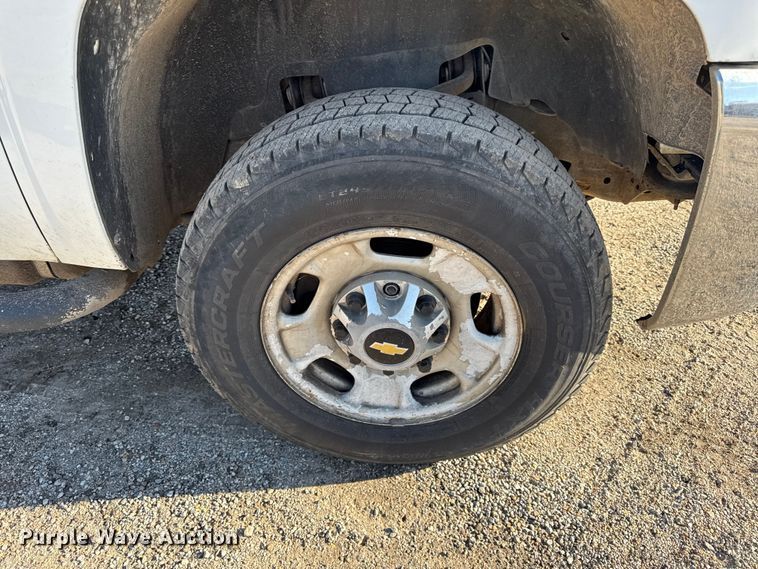 image for item DY8372 2011 Chevrolet Silverado 2500HD Ext. Cab pickup truck