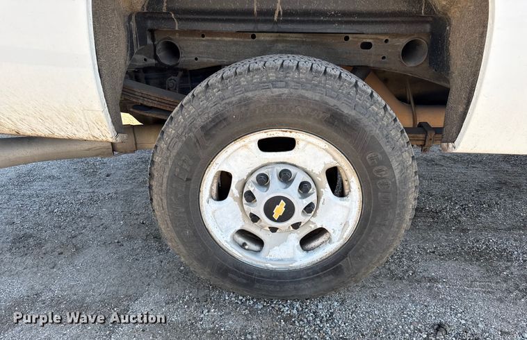 image for item DY8372 2011 Chevrolet Silverado 2500HD Ext. Cab pickup truck