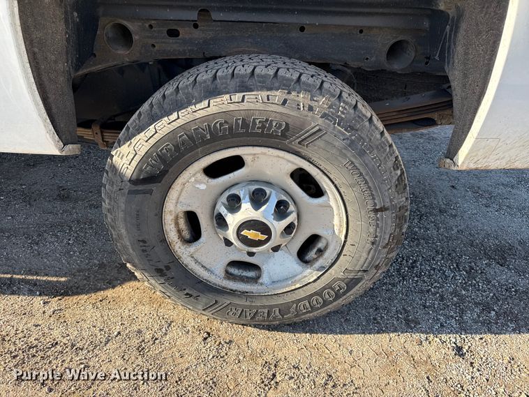 image for item DY8372 2011 Chevrolet Silverado 2500HD Ext. Cab pickup truck