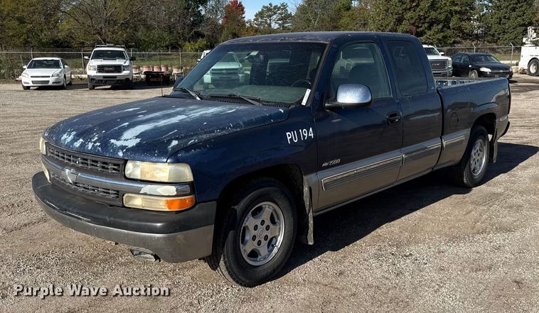 image for item DY8375 2000 Chevrolet Silverado 1500 Ext. Cab pickup truck