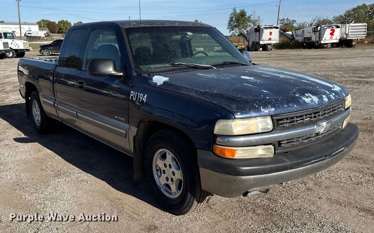 image for item DY8375 2000 Chevrolet Silverado 1500 Ext. Cab pickup truck