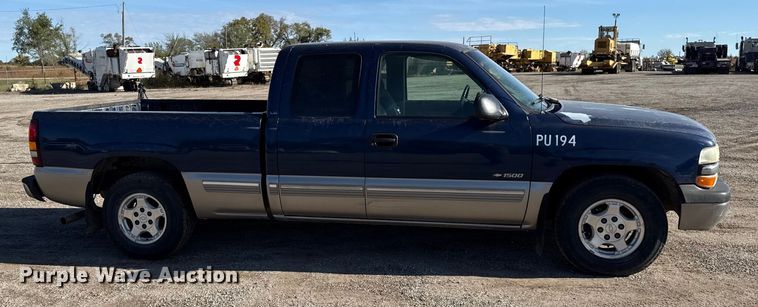 image for item DY8375 2000 Chevrolet Silverado 1500 Ext. Cab pickup truck