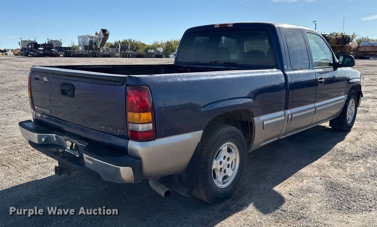 image for item DY8375 2000 Chevrolet Silverado 1500 Ext. Cab pickup truck