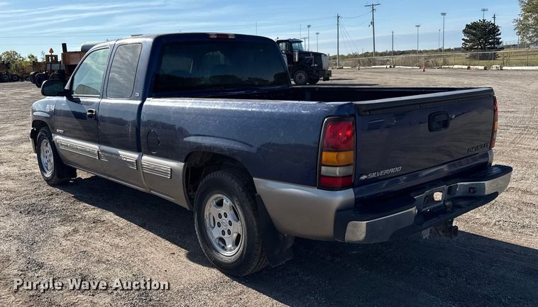 image for item DY8375 2000 Chevrolet Silverado 1500 Ext. Cab pickup truck