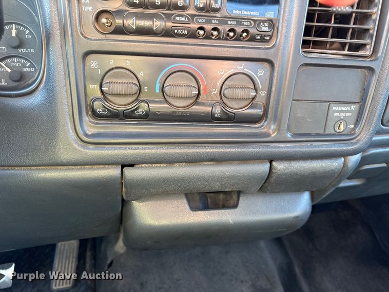 image for item DY8375 2000 Chevrolet Silverado 1500 Ext. Cab pickup truck