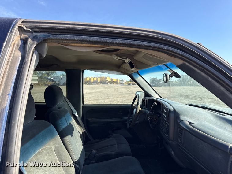 image for item DY8375 2000 Chevrolet Silverado 1500 Ext. Cab pickup truck