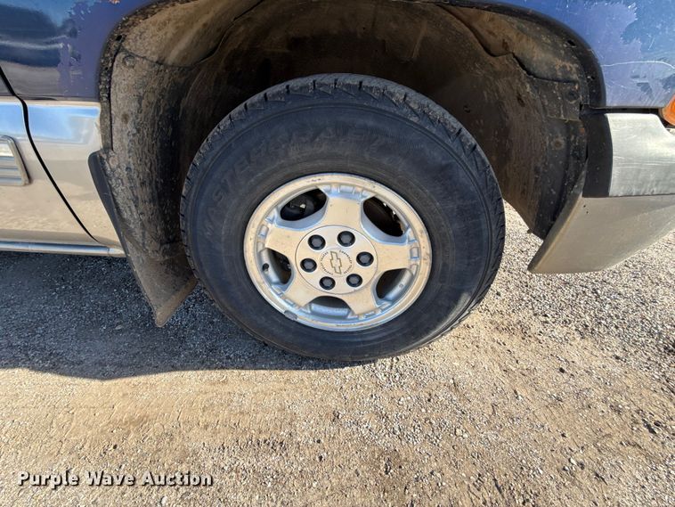 image for item DY8375 2000 Chevrolet Silverado 1500 Ext. Cab pickup truck