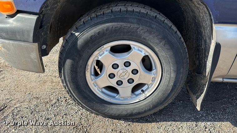 image for item DY8375 2000 Chevrolet Silverado 1500 Ext. Cab pickup truck