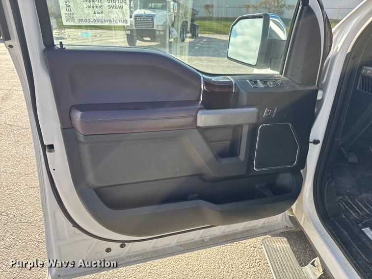 image for item EA2022 2016 Ford F150 Platinum SuperCrew pickup truck