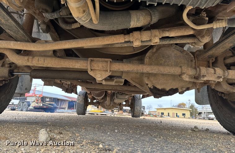 image for item EA2027 2004 Ford F350 Super Duty Crew Cab pickup truck