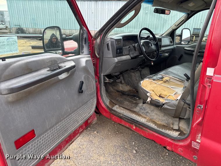 image for item EA2027 2004 Ford F350 Super Duty Crew Cab pickup truck