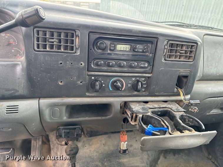 image for item EA2027 2004 Ford F350 Super Duty Crew Cab pickup truck