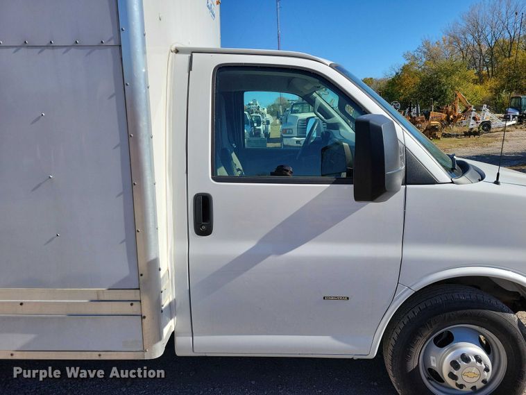 image for item EA2725 2018 Chevrolet Express Bay Bridge box truck