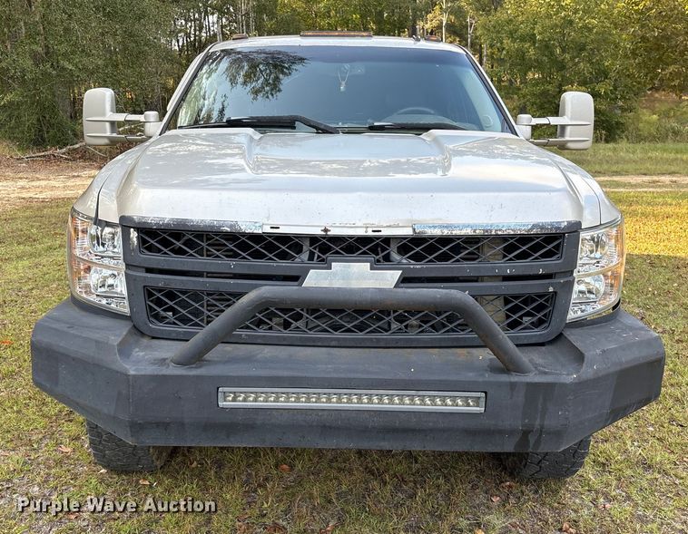 image for item EA7039 2008 Chevrolet Silverado 3500HD Crew Cab flatbed pickup truck