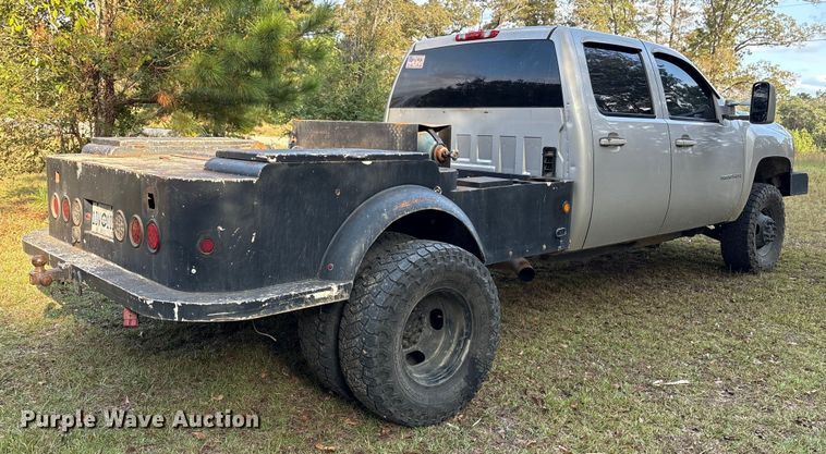 image for item EA7039 2008 Chevrolet Silverado 3500HD Crew Cab flatbed pickup truck