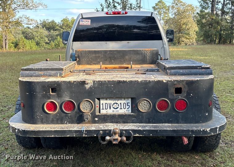 image for item EA7039 2008 Chevrolet Silverado 3500HD Crew Cab flatbed pickup truck