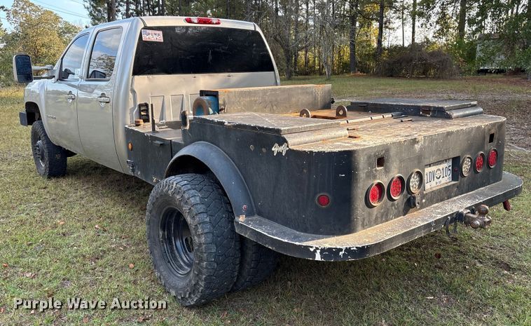 image for item EA7039 2008 Chevrolet Silverado 3500HD Crew Cab flatbed pickup truck