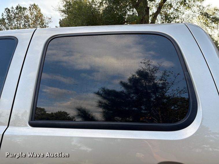 image for item EA7039 2008 Chevrolet Silverado 3500HD Crew Cab flatbed pickup truck