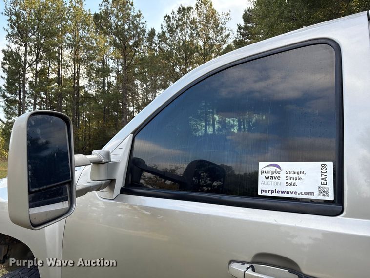 image for item EA7039 2008 Chevrolet Silverado 3500HD Crew Cab flatbed pickup truck