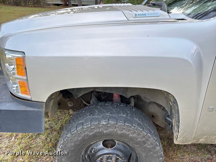 image for item EA7039 2008 Chevrolet Silverado 3500HD Crew Cab flatbed pickup truck