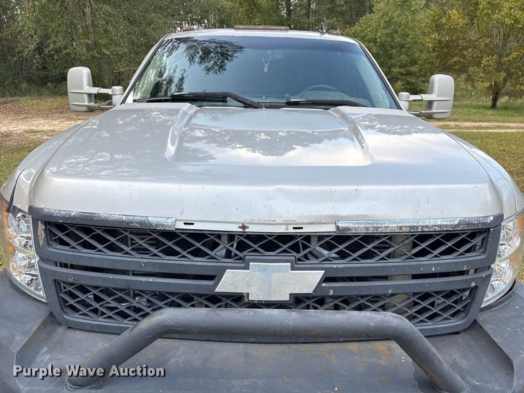 image for item EA7039 2008 Chevrolet Silverado 3500HD Crew Cab flatbed pickup truck