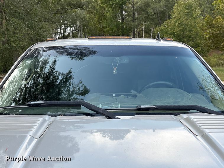 image for item EA7039 2008 Chevrolet Silverado 3500HD Crew Cab flatbed pickup truck