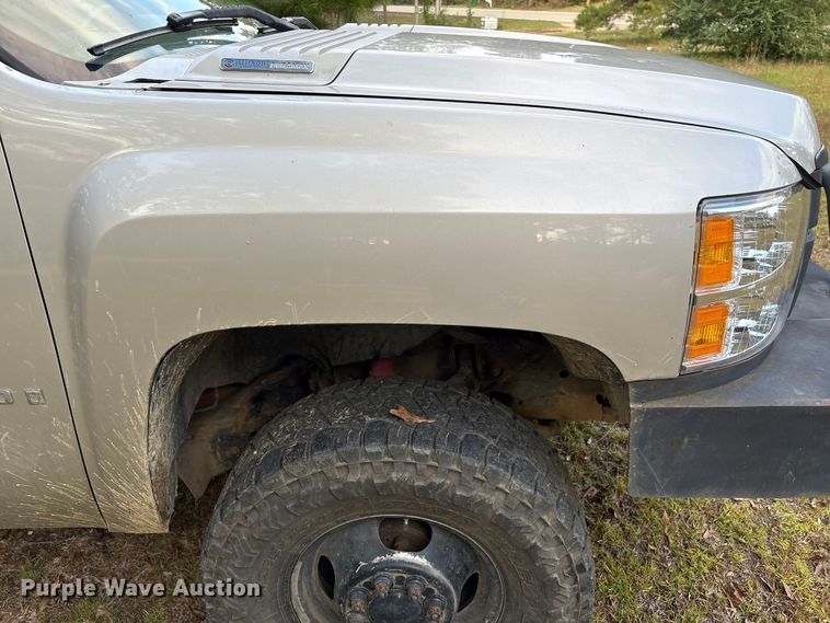 image for item EA7039 2008 Chevrolet Silverado 3500HD Crew Cab flatbed pickup truck