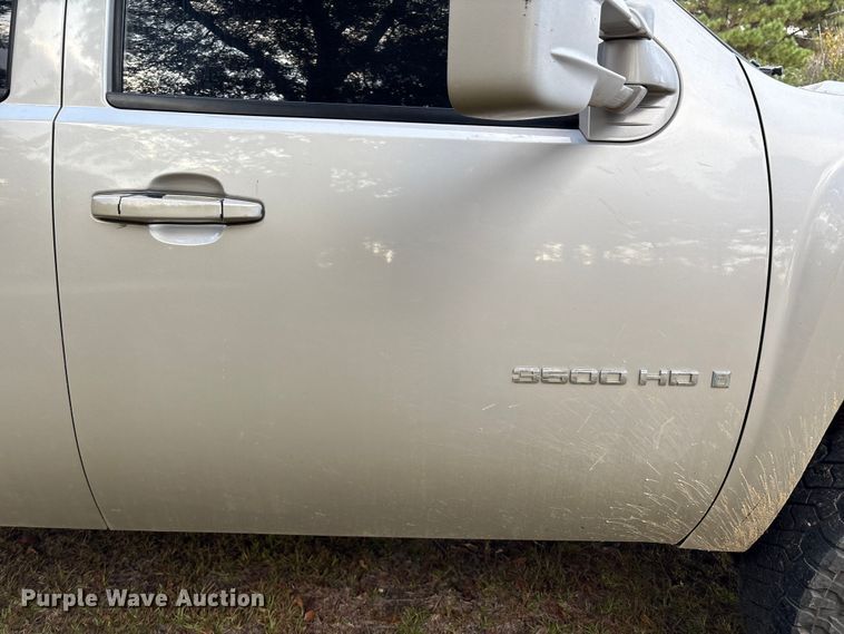 image for item EA7039 2008 Chevrolet Silverado 3500HD Crew Cab flatbed pickup truck