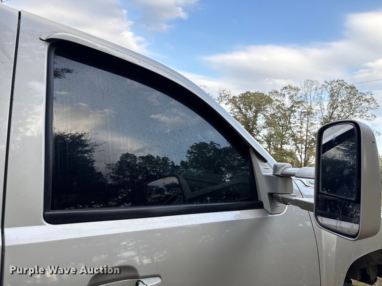 image for item EA7039 2008 Chevrolet Silverado 3500HD Crew Cab flatbed pickup truck