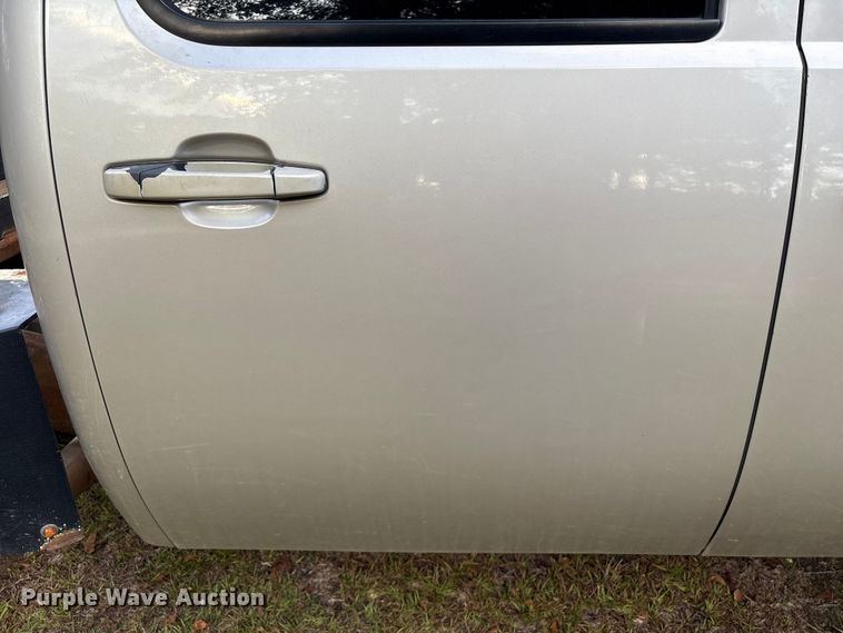 image for item EA7039 2008 Chevrolet Silverado 3500HD Crew Cab flatbed pickup truck