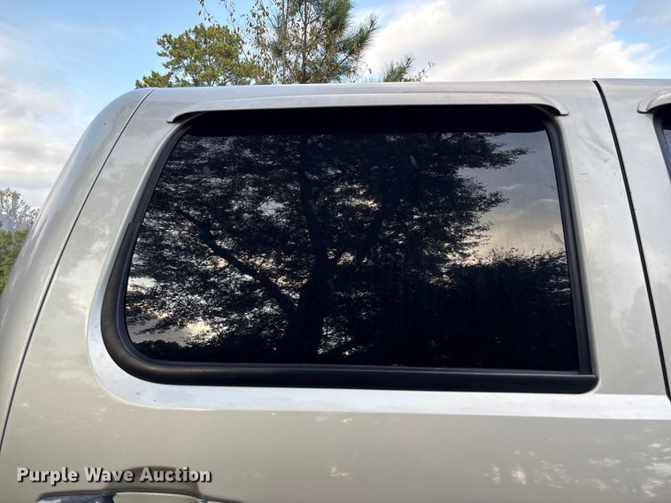 image for item EA7039 2008 Chevrolet Silverado 3500HD Crew Cab flatbed pickup truck